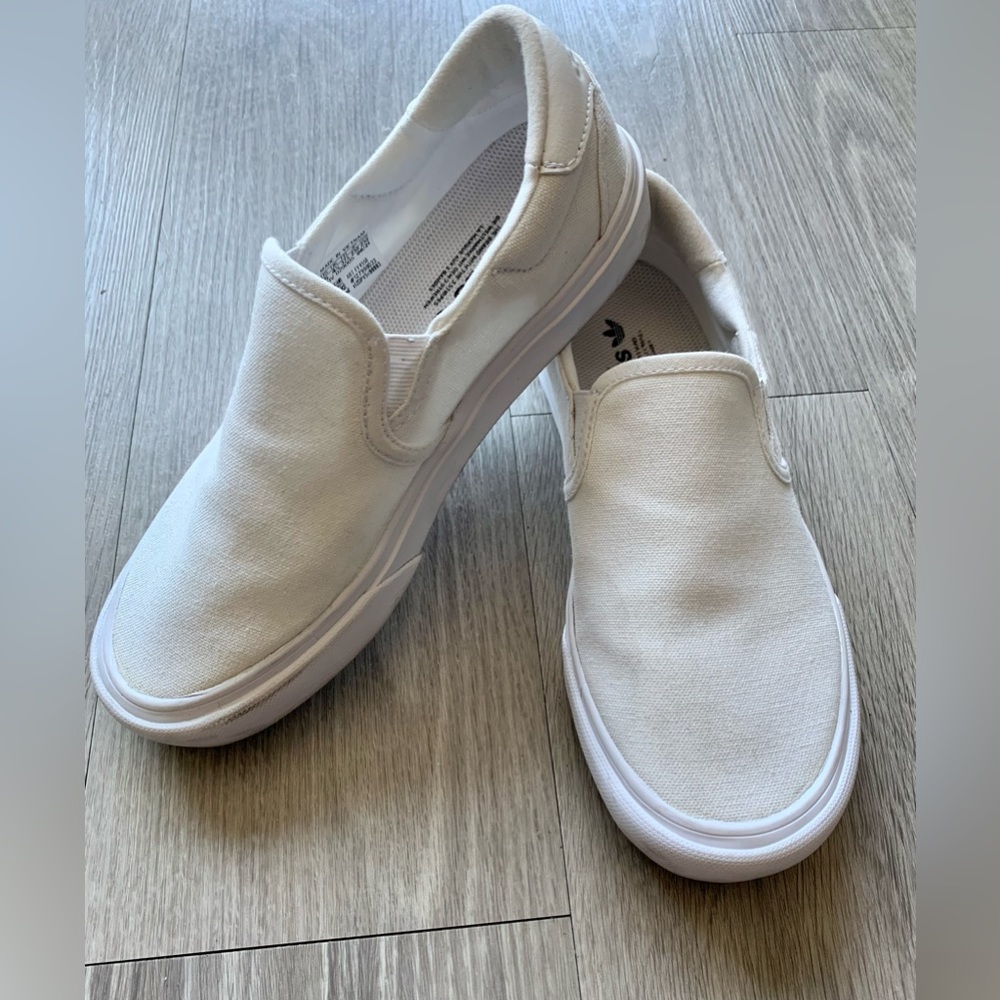 Adidas White Slip On Shoes Sneakers - Men 5 Women 6.5 - Lightly Used